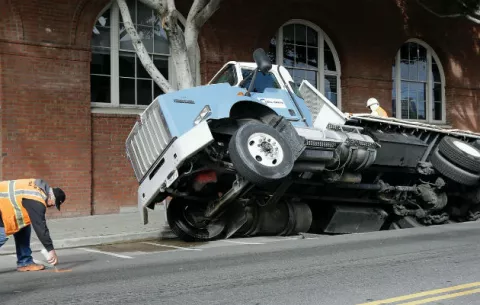 Camión se hunde en socavón en San Francisco 