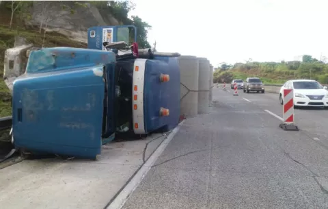 Se vuelca camión en la autopista Panamá-Colón 