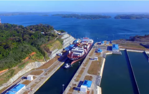 Canal de Panamá se reúne con representantes de líneas y agentes navieros