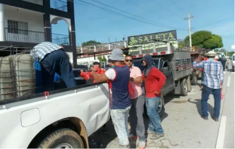 Reparten puerco en bolsitas como muestra de repudio a las importaciones