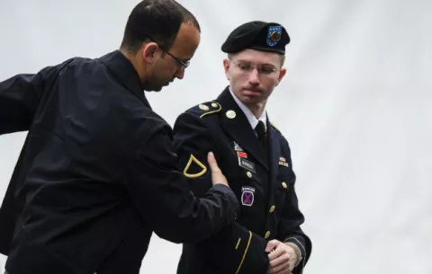 Sale de la cárcel Chelsea Manning, la primera gran fuente de Wikileaks