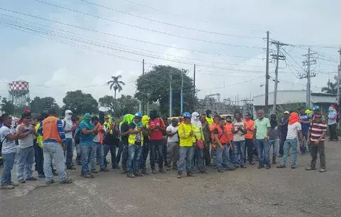 Obreros cierran puerta en proyecto de Arco Iris