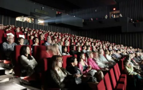 Hombre demanda a su cita por chatear mientras veían una película