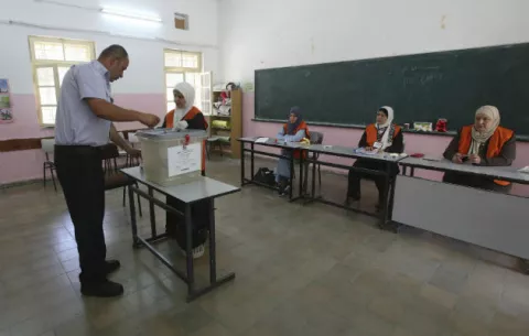 Sin exaltación, los palestinos votan en las primeras municipales desde 2012