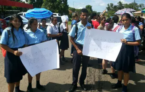 Padres de familia exigen al Meduca la reubicación de estudiantes