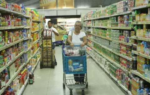 Empresarios señalan que existe baja del costo de productos y servicios