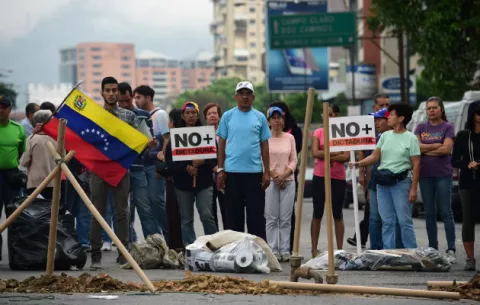 Trancan vías en Venezuela en contra de propuesta de Constituyente
