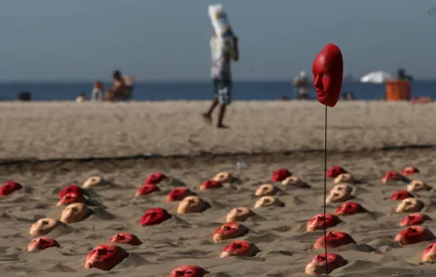 Cientos de máscaras rojas amanecen en Copacabana para pedir renuncia de Temer