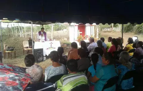 Santeños celebran el Día de la Cruz en medio de la naturaleza 