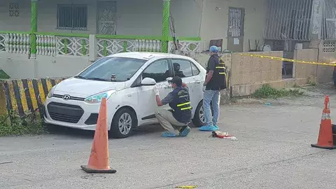 Acuchillado fue encontrado en el asiento trasero de un auto en Colón 