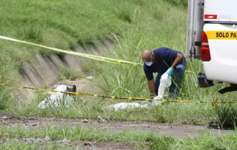 Hallan cuerpo putrefacto en una cuneta en La Chorrera