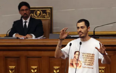 Joven que subió desnudo a una tanqueta es venezolano y no extranjero como alegan chavistas 