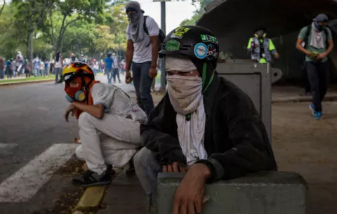 Más de 70 detenidos son llevados a tribunal militar en Venezuela