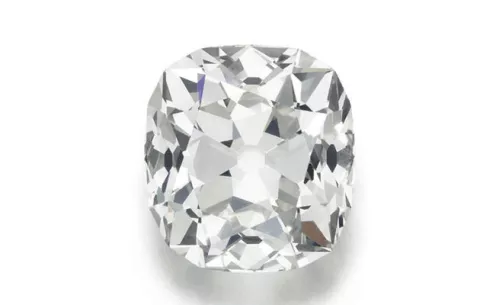 Subastan anillo de diamante comprado en mercado de pulgas 