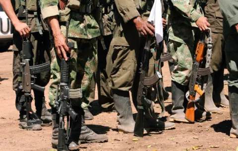 Presuntos disidentes de las FARC atentan contra camión militar  