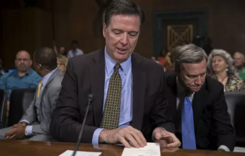 Director del FBI defiende investigación a Clinton 