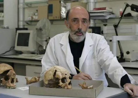 Forense español identificará a soldados enterrados en las Malvinas