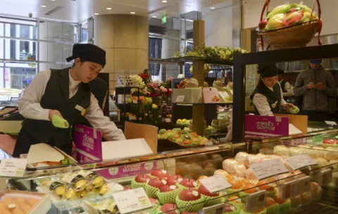 Frutería japonesa vende una fresa a 436 dólares y melones a 218