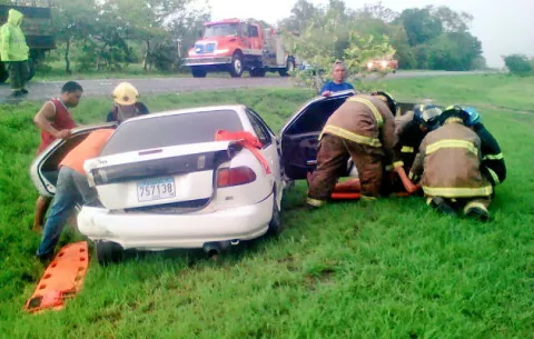 Cinco heridos entre ellos una unidad del tránsito deja accidente en Penonomé 