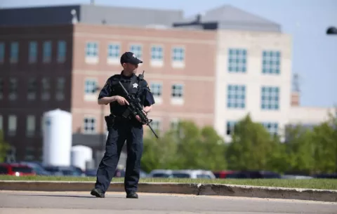 Matan a recluso en hospital de Illinois; rehén es rescatada 