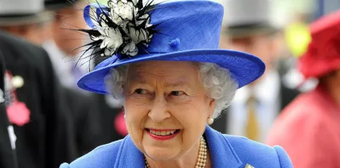 Reina Isabel II, fiel a su esmalte de 8 dólares