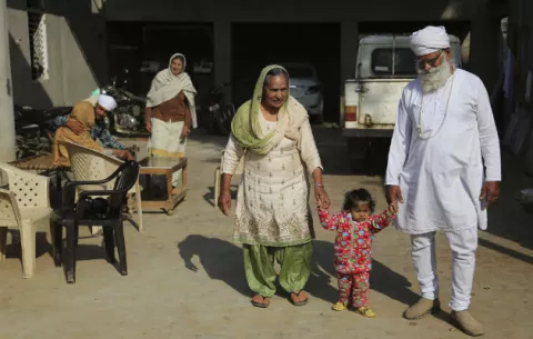 Mujeres de hasta 70 años dan a luz en la India 