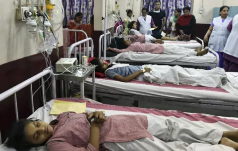 Al menos 300 niñas hospitalizadas por fuga de gas cerca de colegio en Delhi