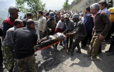 Aumentan a 35 los fallecidos en una explosión en una mina en Irán