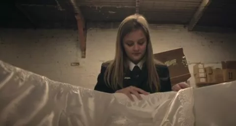 La niña de 12 años que ayuda a organizar funerales 