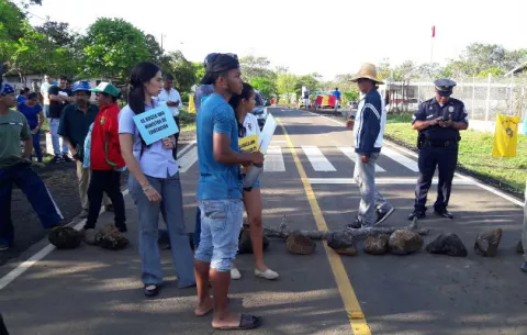 Bloquean la vía en La Mesa por problemas en sus comunidades