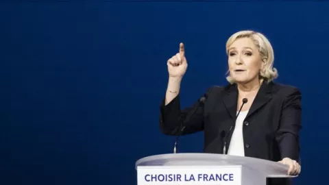 Le Pen plagia fragmentos de discurso de Fillon y lo justifica