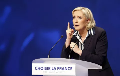 Tiran huevos a Le Pen cuando llegaba a una fábrica en el oeste de Francia