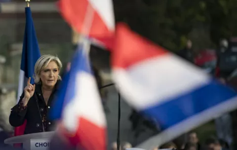 Macron y Le Pen buscan capitalizar votos en los últimos mítines tras tenso debate 