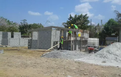 Quejas por lentitud en construcción de viviendas en San Carlos