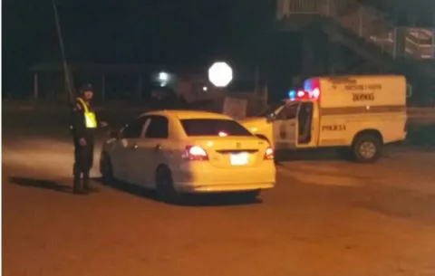 La Policía logró detener a un sujeto que mantenía droga en el piso del auto