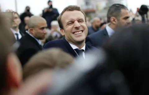 Macron gana las elecciones por 30 puntos, según primeras proyecciones