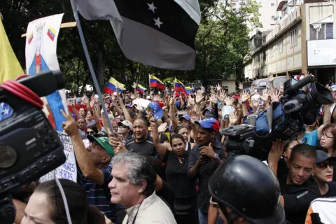 Madres venezolanas envían mensajes a hijos soldados