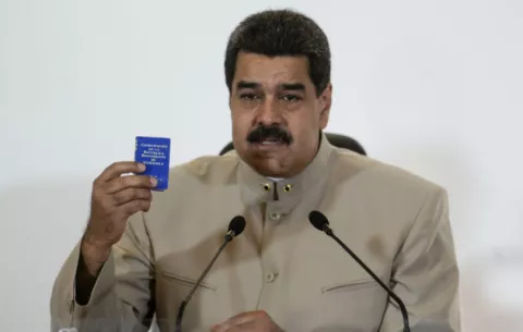 Maduro entrega a poder electoral decreto de Constituyente en Venezuela