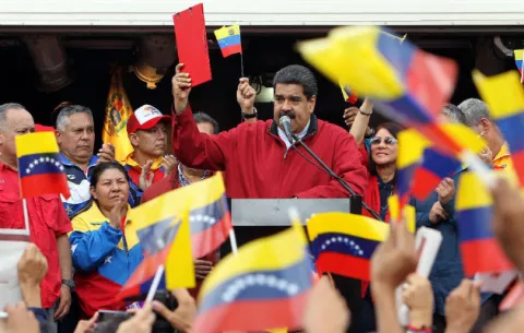 Maduro firma decreto para elegir Asamblea que apruebe nueva Constitución