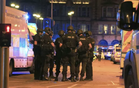 La policía lleva a cabo una explosión controlada cerca del Manchester Arena