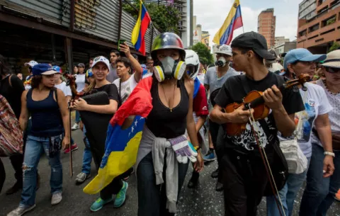 Venezolanos participan en manifestaciones a favor y contra una Constituyente