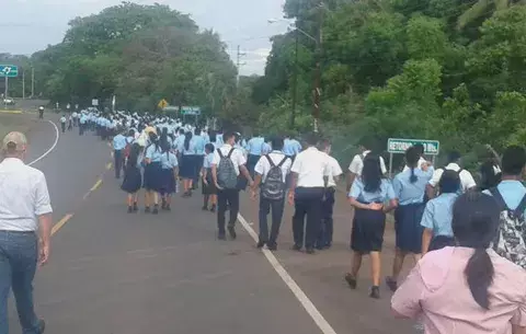 Marchan al son de tamborito por construcción de nueva escuela 