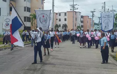 Marchan en Santa Rita por la paz y la unidad de los colonenses 
