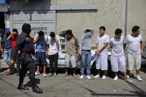 Temor en El Salvador por posible deportación de pandilleros 