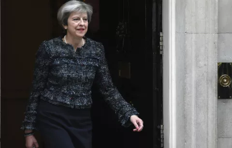 May ataca a Bruselas por querer interferir en elecciones británicas