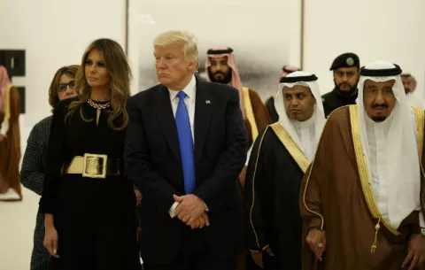 Melania Trump va con la cabeza descubierta a Arabia Saudí
