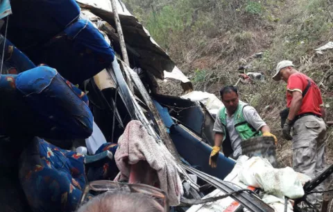 Sube a 16 la cifra de muertos en accidente de autobús en el sureste de México