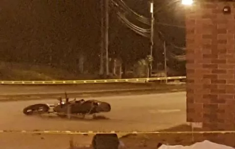 Motociclista se estrella contra quiosco de comida y no sobrevivió 