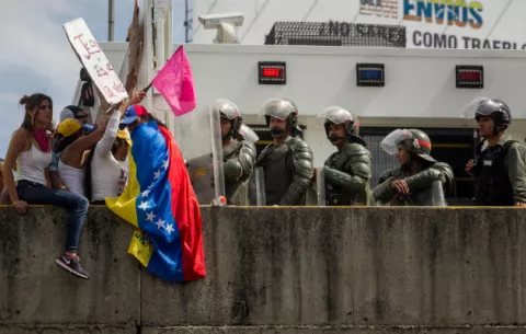 Guardia impide sin violencia marcha de miles de mujeres opositoras en Caracas