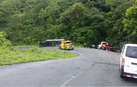 Se salva de caer a un gran precipicio por vuelco en Bocas 